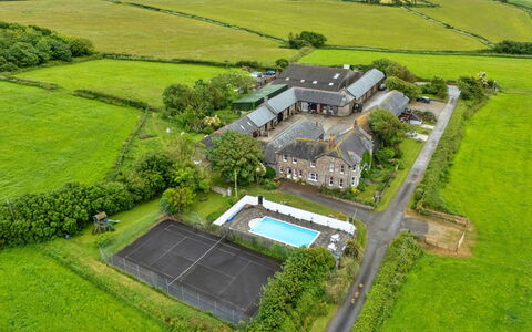 Barn, Quinceborough Farm: Landgoed, Zwembad, Vogelperspectief, Toevlucht, Gazon, Villa, Landscaping, Luchtfotografie, Werf, Hotel