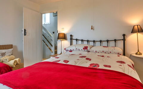 Barn, Quinceborough Farm: Bed, Meubilair, Slaapkamer, Bedding, Laken, Interieur Ontwerp, Muur, Hout, Kamer, Linens
