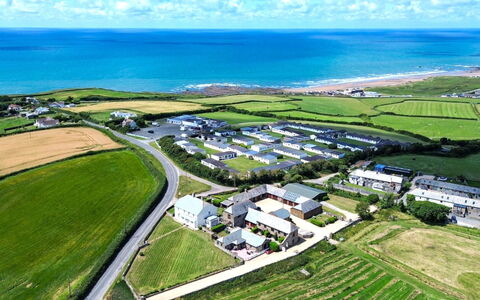 Fields Barn at Widemouth Bay: Vogelperspectief, Luchtfotografie, Landschap, Woongebied, Plain, Land Lot, Veld, Voorstad, Zee, Landgoed