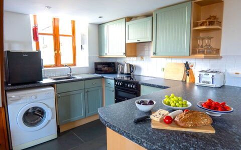 Fields Barn at Widemouth Bay: Toestel Van De Keuken, Keuken, Countertop, Major Appliance, Interieur Ontwerp, Cabinetry, Flooring, Meubilair, Fornuis, Fornuis