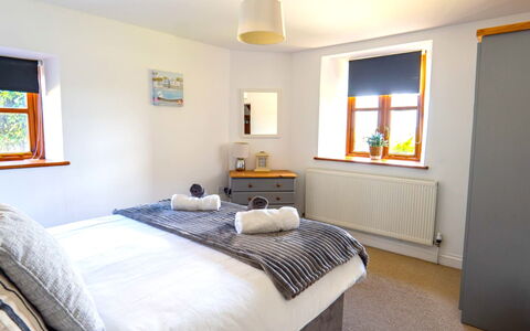 Fields Barn at Widemouth Bay: Meubilair, Muur, Interieur Ontwerp, Hout, Bed, Flooring, Slaapkamer, Verdieping, Huis, Laken