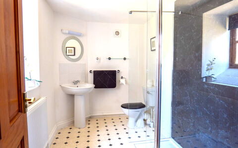 Fields Barn at Widemouth Bay: Badkamer, Flooring, Loodgieterswerkinrichting, Verdieping, Interieur Ontwerp, Muur, Kraan, Loodgieter, Wastafel In De Badkamer, Wastafel