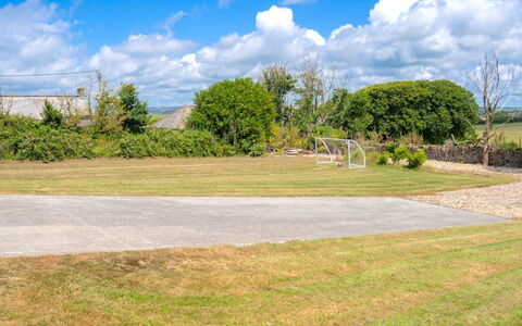 Fields Barn at Widemouth Bay: Lucht, Dag, Gras, Wolk, Plain, Grasland, Land Lot, Landelijk Gebied, Gazon, Cumulus
