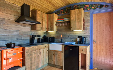 Manderley: Hout, Keuken, Countertop, Flooring, Meubilair, Toestel Van De Keuken, Major Appliance, Verdieping, Interieur Ontwerp, Beits