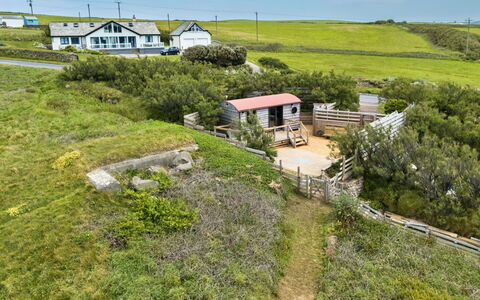 Manderley: Huis, Struik, Huis, Verblijf, Land Lot, Landelijk Gebied, Groundcover, Landgoed, Helling, Veranda