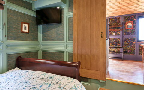 Manderley: Meubilair, Slaapkamer, Muur, Bed, Interieur Ontwerp, Hout, Verdieping, Flooring, Bedding, Laken