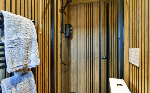 Manderley: Hout, Loodgieterswerkinrichting, Badkamer, Flooring, Interieur Ontwerp, Verdieping, Loodgieter, Kraan, Wastafel, Toilet