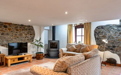 Roost, Quinceborough Farm: Meubilair, Interieur Ontwerp, Flooring, Verdieping, Hout, Plafond, Kamer, Bankstel, Verlichting, Woonkamer