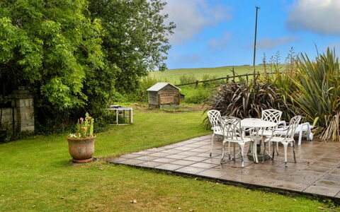 Roost, Quinceborough Farm: Meubilair, Tuin, Struik, Land Lot, Gazon, Backyard, Landscaping, Buitenmeubels, Werf, Stoel