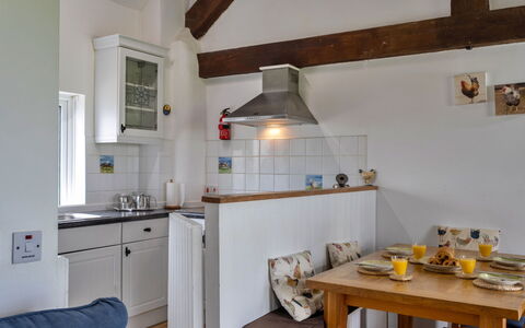Mucklow, Quinceborough Farm: Meubilair, Keuken, Flooring, Interieur Ontwerp, Countertop, Muur, Cabinetry, Hout, Verdieping, Plafond