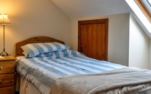 Goose, Quinceborough Farm: Bed, Slaapkamer, Bedding, Meubilair, Laken, Hout, Interieur Ontwerp, Flooring, Verdieping, Linens