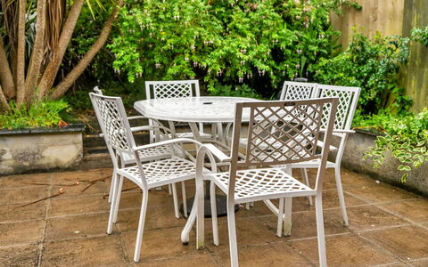 Goose, Quinceborough Farm: Meubilair, Buitenmeubels, Buitentafel, Stoel, Patio, Tuin, Natuurlijk Materiaal, Ontwerp, Backyard, Armleuning