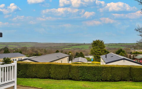 Pine Forest Lodge: Landschap, Struik, Woongebied, Dak, Land Lot, Plain, Landgoed, Tuin, Verblijf, Gazon