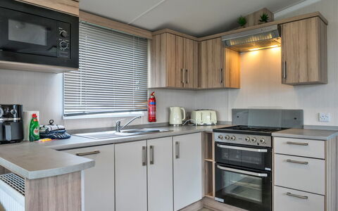 Pine Forest Lodge: Keuken, Toestel Van De Keuken, Countertop, Interieur Ontwerp, Major Appliance, Meubilair, Huishoudapparatuur, Cabinetry, Wastafel, Small Appliance