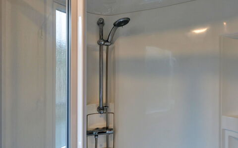 Pine Forest Lodge: Muur, Loodgieterswerkinrichting, Interieur Ontwerp, Loodgieter, Glas, Badkamer, Kraan, Douchepaneel, Douchekop