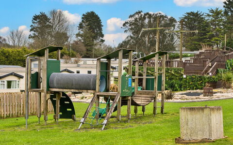 Pine Forest Lodge: Speeltoestel, Openbare Ruimte, Dia Van De Speelplaats, Menselijke Nederzetting, Speelplaats, Park, Tuin, Schaduw, Gazon, Werf