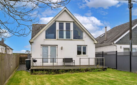 Tregirls: Lucht, Wolk, Huis, Huis, Woongebied, Dak, Verblijf, Siding, Schuifraam, Voorstad