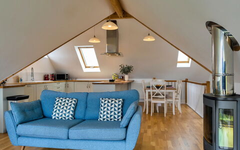 Tregirls: Meubilair, Interieur Ontwerp, Flooring, Verdieping, Hout, Plafond, Kamer, Stoel, Verlichting, Woonkamer