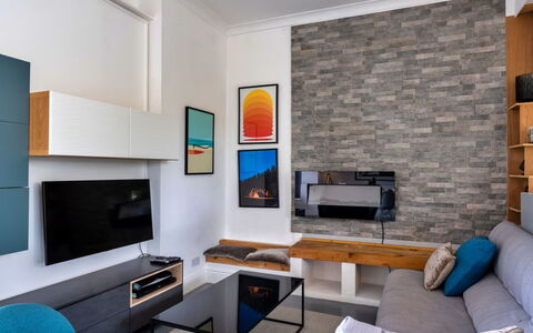 Three Gables: Meubilair, Interieur Ontwerp, Flooring, Muur, Bankstel, Televisie, Woonkamer, Verdieping, Hout, Plafond