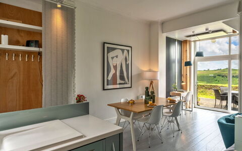 Three Gables: Meubilair, Interieur Ontwerp, Flooring, Keuken, Countertop, Hout, Plafond, Verdieping, Stoel, Verlichting