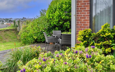 Three Gables: Bloem, Struik, Tuin, Groundcover, Huis, Landscaping, Werf, Gazon, Botanische Tuin