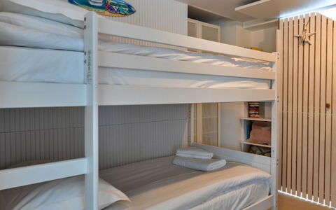 Three Gables: Slaapkamer, Hout, Interieur Ontwerp, Bed, Stapelbed, Plafond, Flooring, Verdieping, Meubilair, Laken