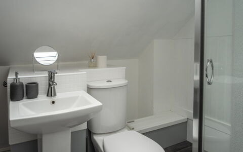 Three Gables: Badkamer, Wastafel In De Badkamer, Loodgieterswerkinrichting, Wastafel, Wc Bril, Muur, Toilet, Flooring, Interieur Ontwerp, Verdieping