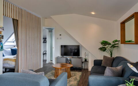 Sea 2: Meubilair, Interieur Ontwerp, Flooring, Verdieping, Muur, Bankstel, Hout, Plafond, Kamer, Woonkamer