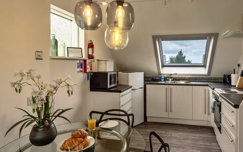Sea 2: Interieur Ontwerp, Meubilair, Plafond, Lichte Inrichting, Hout, Flooring, Verlichting, Keuken, Countertop, Huis