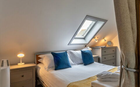 Sea 2: Bed, Interieur Ontwerp, Meubilair, Slaapkamer, Hout, Laken, Verdieping, Bedding, Flooring, Plafond