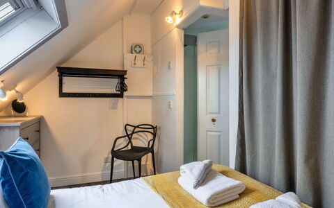 Saltwater Hideaway: Deur, Slaapkamer, Hotel, Lamp, Bedding, Bed
