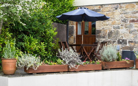 The Hayloft: Bloem, Bloempot, Struik, Kamerplant, Tuin, De Lente, Buitenmeubels, Werf, Landscaping