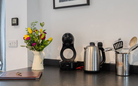 The Hayloft: Toestel Van De Keuken, Small Appliance, Tableware, Huishoudapparatuur, Koffiezetapparaat, Countertop, Keuken, Serveware
