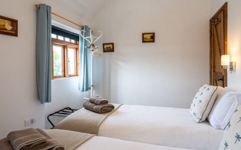 The Hayloft: Bed, Muur, Slaapkamer, Hout, Interieur Ontwerp, Meubilair, Laken, Bedding, Plafond, Huis
