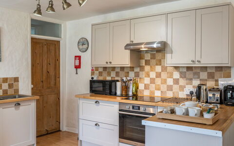 Swallow Cottage: Keuken, Toestel Van De Keuken, Countertop, Cabinetry, Major Appliance, Hout, Flooring, Interieur Ontwerp, Fornuis, Meubilair