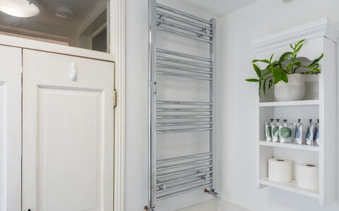 Swallow Cottage: Interieur Ontwerp, Flooring, Verdieping, Kamer, Loodgieterswerkinrichting, Cabinetry, Plank, Plafond, Stellingen
