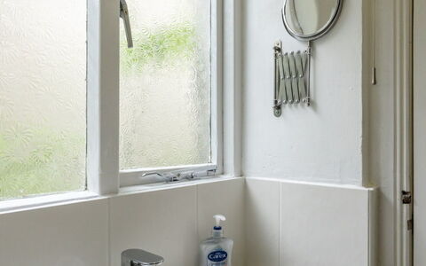Swallow Cottage: Badkamer, Wastafel In De Badkamer, Loodgieterswerkinrichting, Interieur Ontwerp, Muur, Wastafel, Flooring, Spiegel, Kraan, Verdieping
