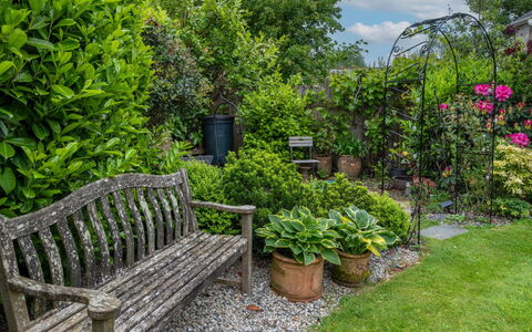 Swallow Cottage: Groen, Tuin, Struik, Openluchtbank, Plantengemeenschap, Landschap, Buitenmeubels, Groundcover, De Lente
