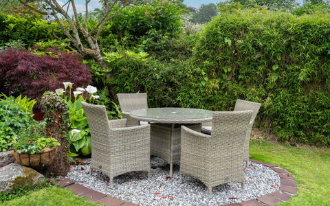 Swallow Cottage: Tuin, Buitenmeubels, Struik, Meubilair, Backyard, Buitentafel, Gazon, Groundcover, Stoel