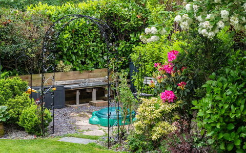 Swallow Cottage: Bloem, Tuin, Struik, Plantengemeenschap, Groundcover, De Lente, Backyard, Landscaping, Werf