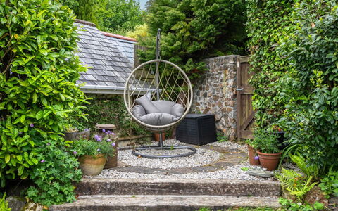Swallow Cottage: Tuin, Struik, Meubilair, Buitenmeubels, Groundcover, Backyard, Stoel, Bloempot, Landscaping