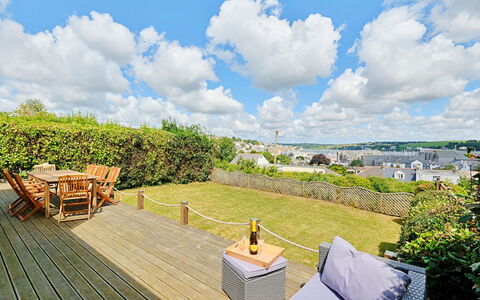 Lansdowne: Lucht, Struik, Wolk, Tuin, Landscaping, Eco Hotel, Cumulus, Toevlucht, Buitenmeubels, Villa