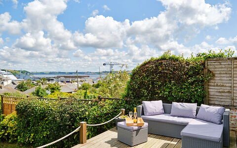 Lansdowne: Bloempot, Dek, Buitenmeubels, Eco Hotel, Schaduw, Tuin, Hek, Kamerplant, Landscaping