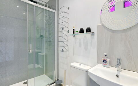 Lansdowne: Badkamer, Interieur Ontwerp, Loodgieterswerkinrichting, Flooring, Verdieping, Toilet, Badkamerkast, Loodgieter, Kraan, Douche