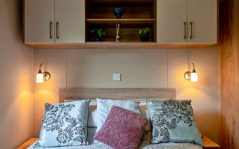 Stargazey: Meubilair, Interieur Ontwerp, Slaapkamer, Hout, Bed, Cabinetry, Kamer, Laken, Flooring, Lade