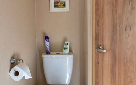 Stargazey: Wc Bril, Toilet, Badkamer, Hout, Loodgieterswerkinrichting, Verdieping, Flooring, Interieur Ontwerp, Kamer, Loodgieter