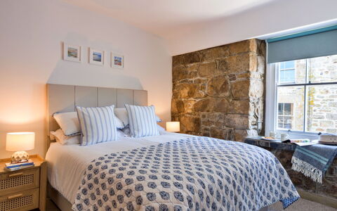 St. Ives 636: Meubilair, Interieur Ontwerp, Bed, Slaapkamer, Flooring, Linens, Bedding, Verdieping, Plafond, Kamer