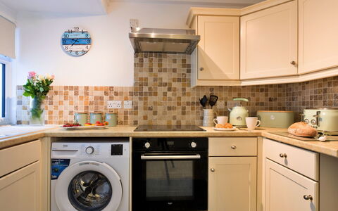St. Ives 636: Toestel Van De Keuken, Keuken, Countertop, Major Appliance, Cabinetry, Interieur Ontwerp, Huishoudapparatuur, Flooring, Wasmachine, Small Appliance