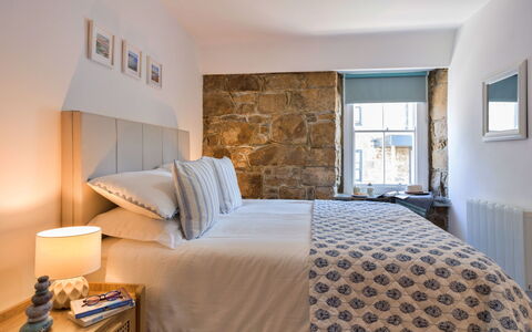 St. Ives 636: Meubilair, Interieur Ontwerp, Bed, Slaapkamer, Bedding, Muur, Laken, Flooring, Verdieping, Linens