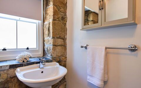 St. Ives 636: Loodgieterswerkinrichting, Muur, Badkamer, Wastafel In De Badkamer, Wastafel, Interieur Ontwerp, Kraan, Flooring, Spiegel, Verlichting